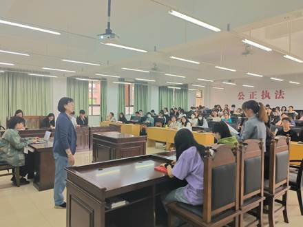 会议室里的人们  描述已自动生成