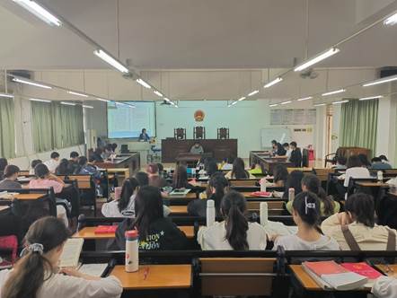 会议室里的人们  中度可信度描述已自动生成